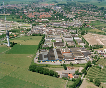 838513 Luchtfoto van het bedrijventerrein Over Oudland te IJsselstein uit het zuidoosten, met links de zendmast Lopik ...